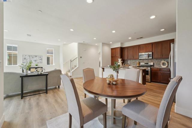 5743 Oceanspray Rd, Newark CA: https://media.crmls.org/mediaz/33c39d47-8efb-4d84-96e5-12c4af8efde5.jpg