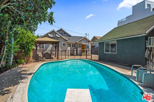 5342 Lemon Grove Avenue, Los Angeles CA: https://media.crmls.org/mediaz/33c3bef0-ea96-42df-a950-2948b2f9d978.jpg