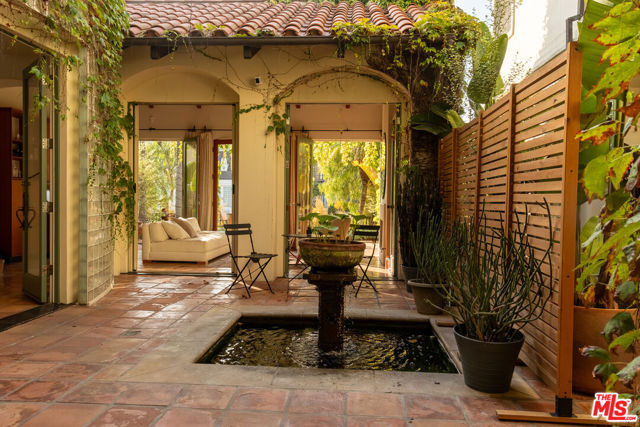 416 Carroll Canal, Venice CA: https://media.crmls.org/mediaz/33c43085-fce1-4b11-b63a-84f798972bed.jpg
