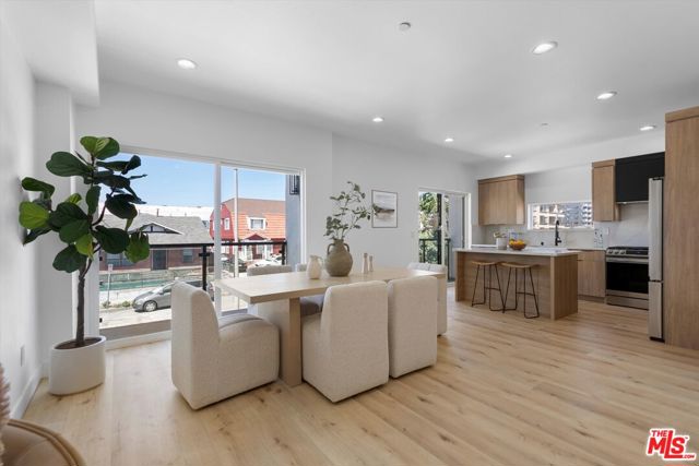 542 1/2 N Serrano Avenue, Los Angeles CA: https://media.crmls.org/mediaz/33c4f12b-c05c-4f3a-9a21-c7224c9aea4a.jpg