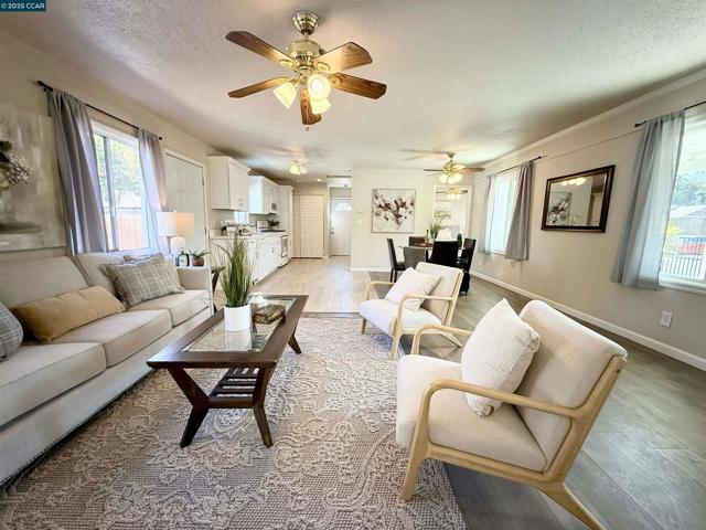 2311 Crescent Dr, Concord CA: https://media.crmls.org/mediaz/33c54f53-f9c4-4b5d-b896-79ddb638e1f4.jpg