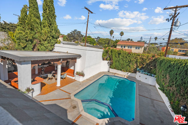 941 Yale Street, Santa Monica CA: https://media.crmls.org/mediaz/33c63e21-52c4-4aed-abce-5b735e0940cf.jpg