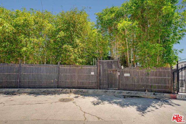 2528 Dearborn Drive, Los Angeles CA: https://media.crmls.org/mediaz/33c695fd-8b03-494c-85b4-bd8313194d9b.jpg