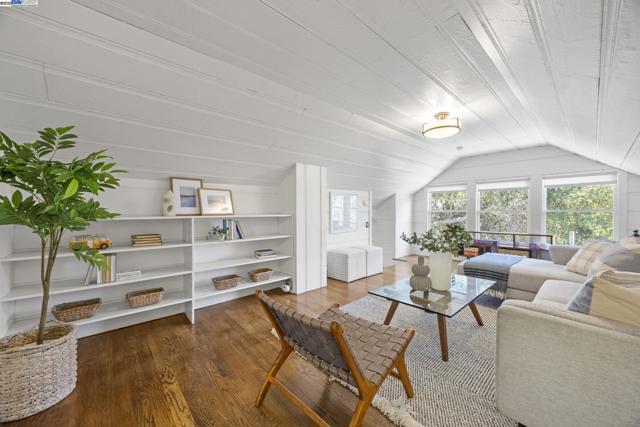 898 Union St, Alameda CA: https://media.crmls.org/mediaz/33c81881-0789-4d59-b8f1-02cb9fa08499.jpg