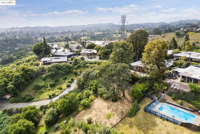 5345 Crown Ct, Castro Valley CA: https://media.crmls.org/mediaz/33c89f37-dce8-41fd-8d22-7e4a2f78650b.jpg