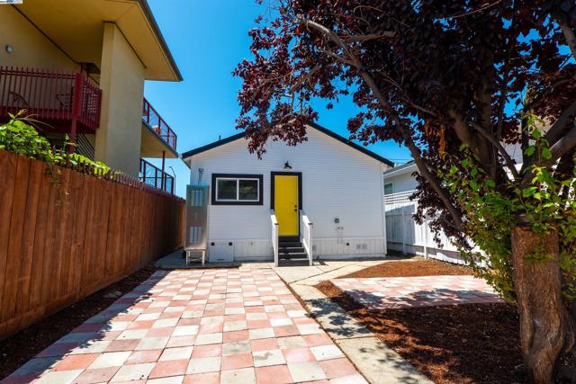 1276 64Th Ave, Oakland CA: https://media.crmls.org/mediaz/33c9713f-3a46-402a-957c-e8e0daa7a21b.jpg