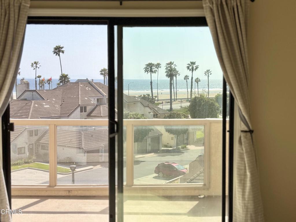 https://media.crmls.org/mediaz/33c986e8-525d-486e-8dea-b558e65fd83a.jpg?preset=X-Large