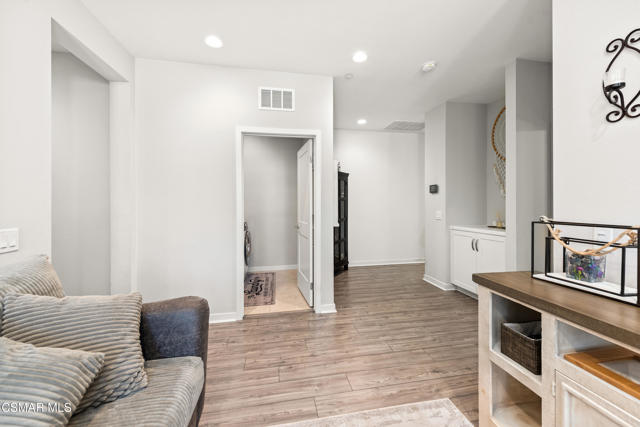 1830 Poppy Drive, Simi Valley CA: https://media.crmls.org/mediaz/33ca16c7-b0c0-4b19-a658-4443e470a1ab.jpg