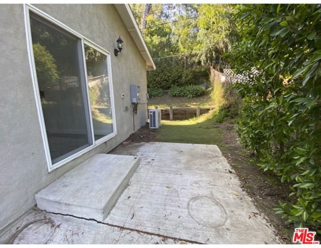 4567 Yellowstone Street, Los Angeles CA: https://media.crmls.org/mediaz/33cb8f66-ae30-4f36-8096-d33efacbe7f5.jpg