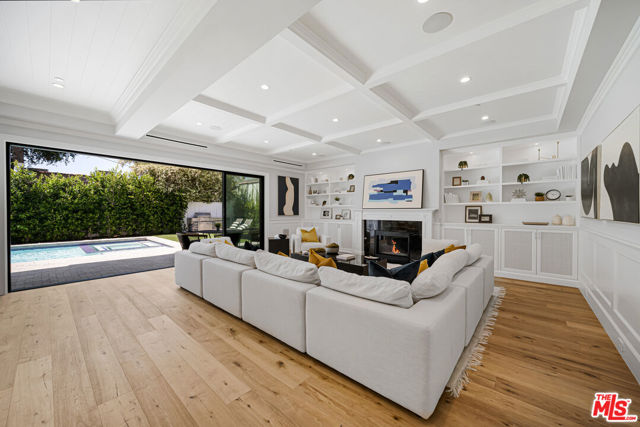 813 N Spaulding Avenue, Los Angeles CA: https://media.crmls.org/mediaz/33ccb868-2669-4f59-aab1-15cab6981ba6.jpg