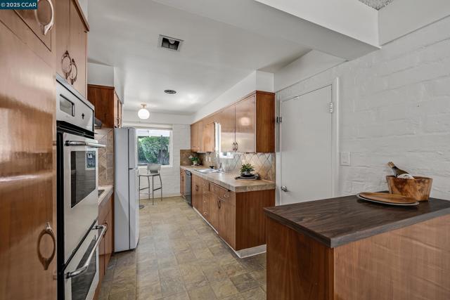 51 Bolla Ave, Alamo CA: https://media.crmls.org/mediaz/33cd36f6-0d89-4530-812e-bfdd7a8e96d4.jpg