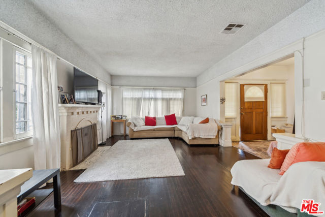1946 S La Salle Avenue, Los Angeles CA: https://media.crmls.org/mediaz/33cd9031-ba4e-40d0-809c-3fbb99dc8a71.jpg