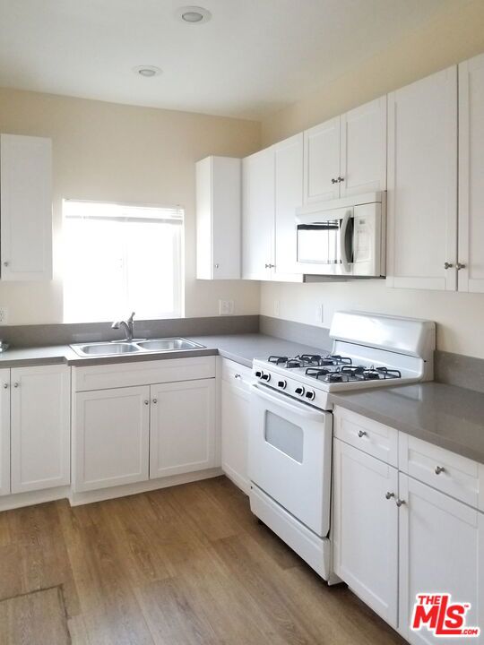 3166 San Marino Street, Los Angeles CA: https://media.crmls.org/mediaz/33cddff5-faa3-44a7-bd88-ab30ce8ff749.jpg