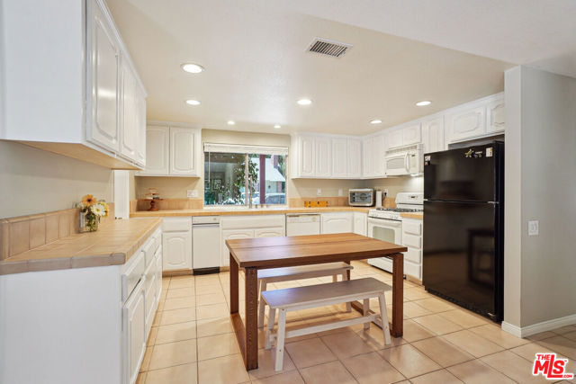 19730 Hatton Street, Winnetka CA: https://media.crmls.org/mediaz/33ce7d3c-0e11-412e-bd2a-50bd016df199.jpg