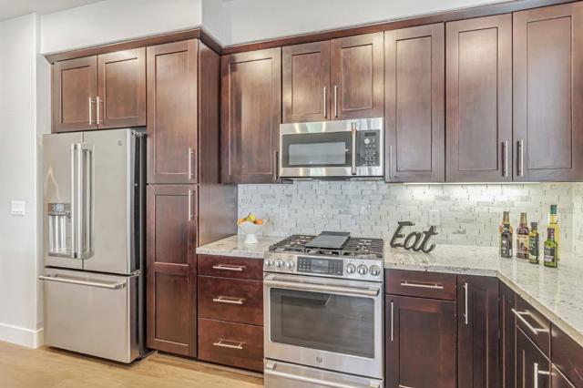 1028 Foster Square Lane, Foster City CA: https://media.crmls.org/mediaz/33ced525-9b37-43af-a11f-bbc18d0ef4b3.jpg