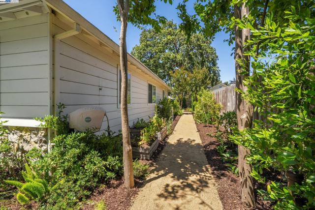 55 Cora Ct, Walnut Creek CA: https://media.crmls.org/mediaz/33cf434c-e4e7-47fa-a9db-f2a825dd9f12.jpg