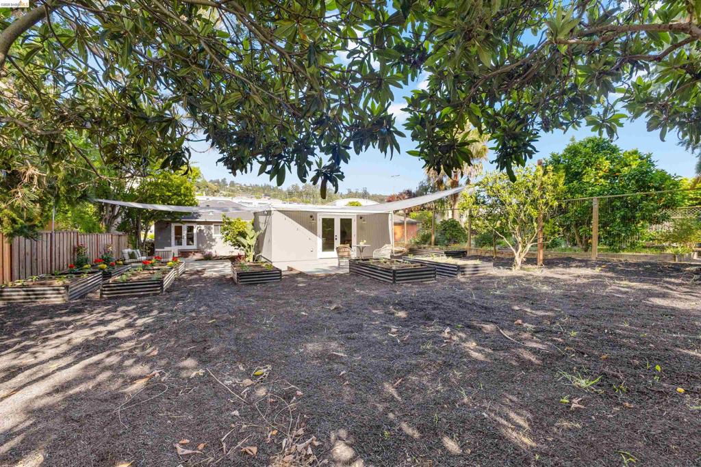 https://media.crmls.org/mediaz/33d05dd2-1755-47c5-ac60-bab1d51958b5.jpg?preset=X-Large