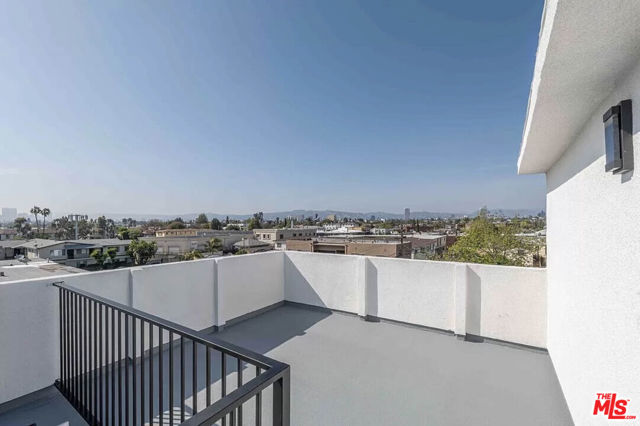 2103 S Burnside Avenue, Los Angeles CA: https://media.crmls.org/mediaz/33d08cd4-4b25-4f32-83eb-309f98b91290.jpg