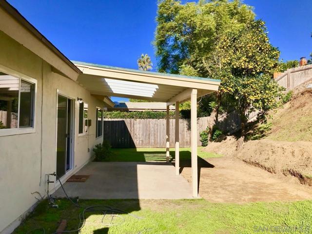 5091 Park Rim Dr, San Diego CA: https://media.crmls.org/mediaz/33d145b0-7f9d-4d48-b1b1-8a639df75d4e.jpg