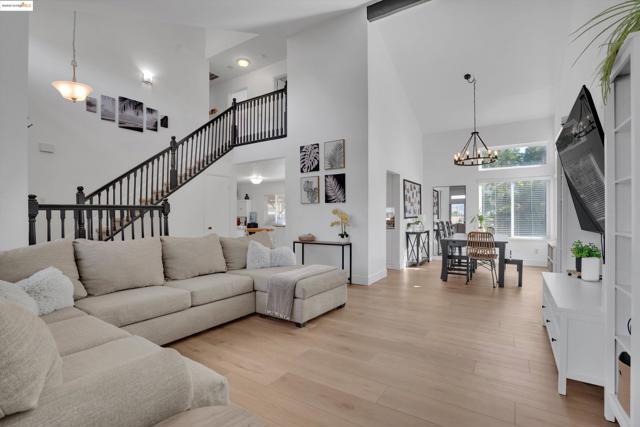 235 Pecan Pl, Brentwood CA: https://media.crmls.org/mediaz/33d15af2-d16e-42fd-a367-95c6f96f9f68.jpg