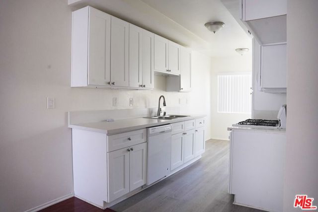 18444 Collins Street, Tarzana CA: https://media.crmls.org/mediaz/33d1fe87-aee7-4eb1-888d-0dd6c2bcc970.jpg