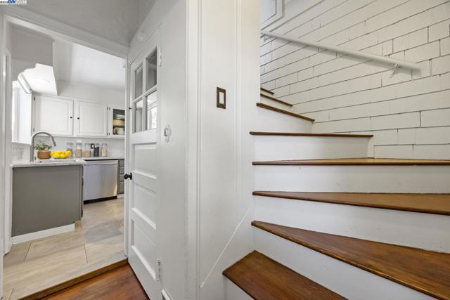 898 Union St, Alameda CA: https://media.crmls.org/mediaz/33d27436-ca4d-482e-9ed4-2077d4c43e01.jpg