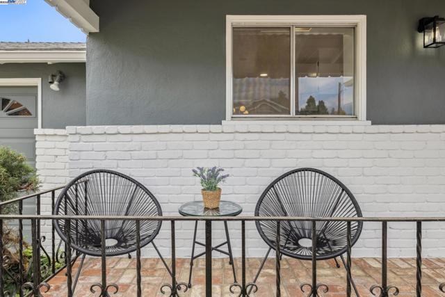 4859 Seaview Ave, Castro Valley CA: https://media.crmls.org/mediaz/33d36bc5-c992-4967-ab6f-a433c4f28870.jpg