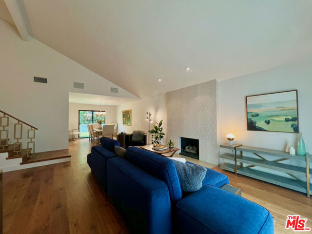 6435 Innsdale Drive, Los Angeles CA: https://media.crmls.org/mediaz/33d379f2-f54b-40ac-8781-6c8c0fa04cd8.jpg