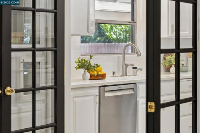 12 La Sonoma Ct, Alamo CA: https://media.crmls.org/mediaz/33d3f778-e886-43a2-81d8-9aecf85196cd.jpg