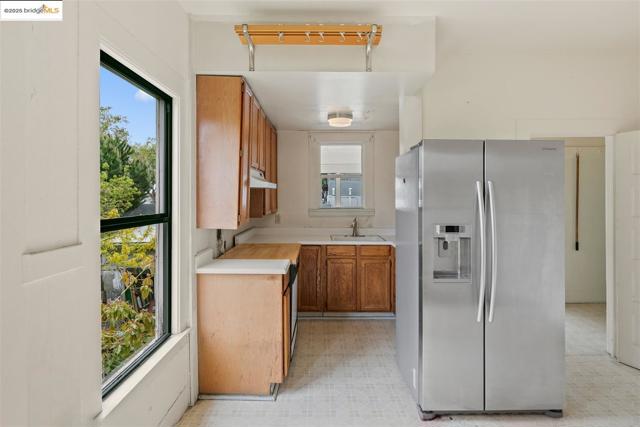 1406 Kains Ave, Berkeley CA: https://media.crmls.org/mediaz/33d4d8c5-a27f-4393-97c3-120704a9b367.jpg