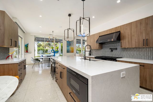 30 Mayfair Drive, Rancho Mirage CA: https://media.crmls.org/mediaz/33d51bbd-a65c-41ae-814e-53bb9095eeb9.jpg