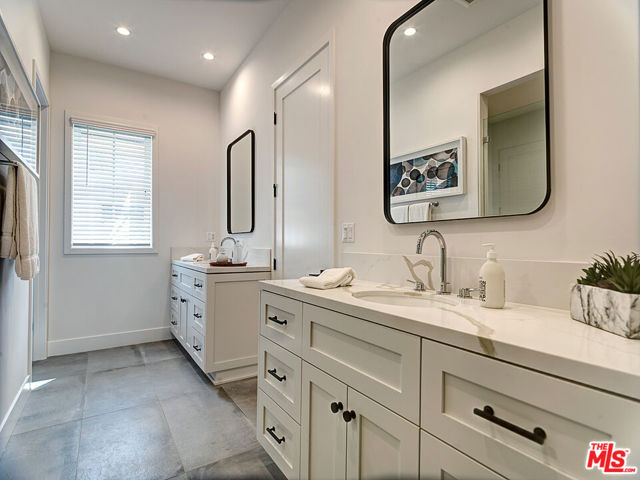 11979 Mayfield Avenue, Los Angeles CA: https://media.crmls.org/mediaz/33d532e2-f008-43da-bc0b-759f0e0672bb.jpg
