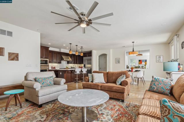 1840 Tanglewood Ln, Brentwood CA: https://media.crmls.org/mediaz/33d551f9-6729-4fe9-a0ea-929a26306563.jpg