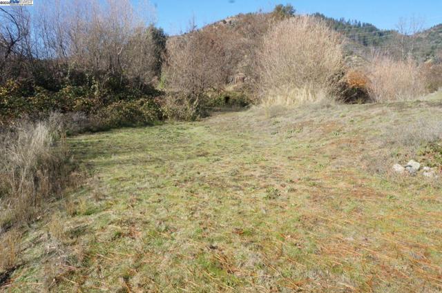 50 Acorn Ln, Junction City CA: https://media.crmls.org/mediaz/33d55cde-15ae-40a4-ae70-34cccda46432.jpg