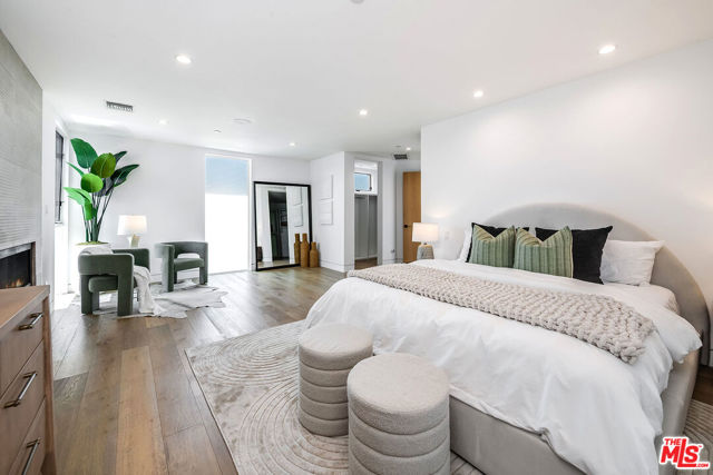 126 Thornton Place, Venice CA: https://media.crmls.org/mediaz/33d57798-51a9-4280-a094-5ba054040cc7.jpg
