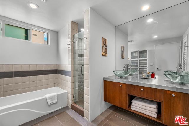 2332 Fox Hills Drive, Los Angeles CA: https://media.crmls.org/mediaz/33d57938-1abf-47ab-88ff-bcf9caa351a0.jpg