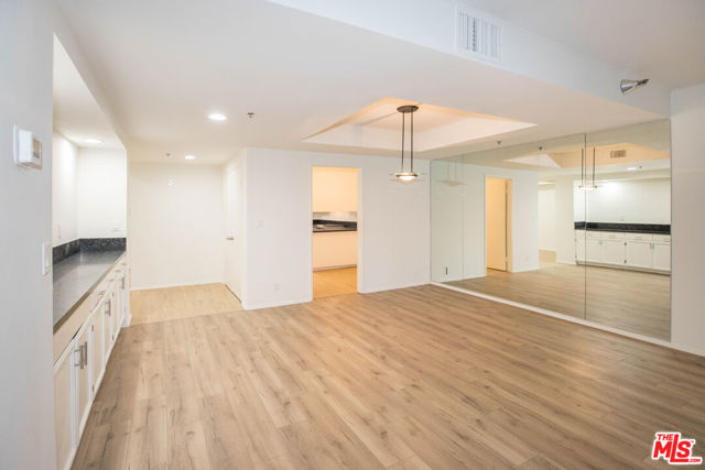 410 S Barrington Avenue, Los Angeles CA: https://media.crmls.org/mediaz/33d5aff1-b154-4486-ba55-41f44ce4faea.jpg