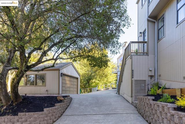 6566 Chelton Dr, Oakland CA: https://media.crmls.org/mediaz/33d5e630-a5c9-4e07-a018-c630923cd0c3.jpg