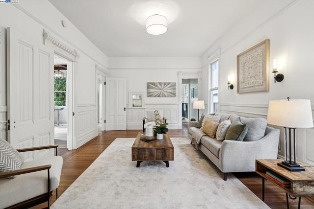 2120 Encinal Ave, Alameda CA: https://media.crmls.org/mediaz/33d63a1d-09ad-4d65-ab97-29cf96a98266.jpg