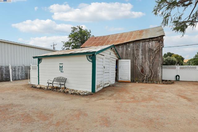 11768 Main St, Sunol CA: https://media.crmls.org/mediaz/33d66c7b-b43e-4d0b-b719-cdf8ae51e285.jpg