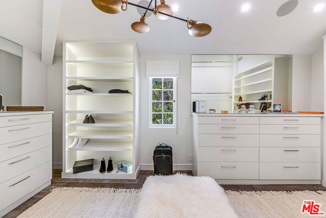 25010 Jim Bridger Road, Hidden Hills CA: https://media.crmls.org/mediaz/33d86472-72c7-418f-a872-368cbdbd7d66.jpg