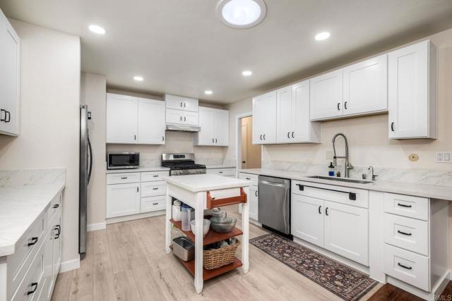 Detail Gallery Image 6 of 37 For 4231 Cielo Ave, Oceanside,  CA 92056 - 3 Beds | 2 Baths