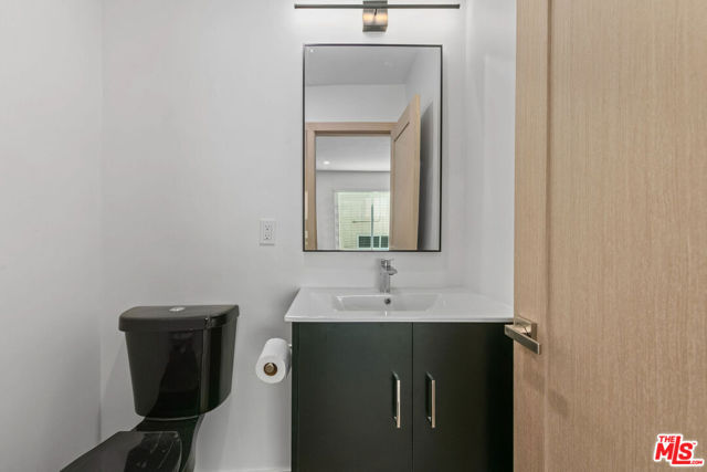 2447 N Beachwood Drive, Los Angeles CA: https://media.crmls.org/mediaz/33d88b01-a9a3-4a39-87ca-c5486f338efe.jpg