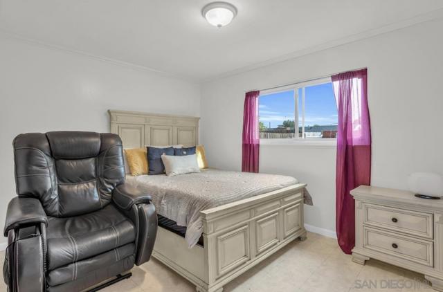 2801 Whitney Street, San Diego CA: https://media.crmls.org/mediaz/33d8ac95-1d7e-4a19-949e-9881fea348c5.jpg