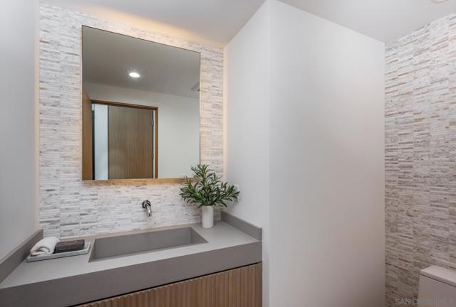 722 Amphitheatre Dr, Del Mar CA: https://media.crmls.org/mediaz/33d910d5-3d25-4781-b86a-e7fc0f4fd6fb.jpg