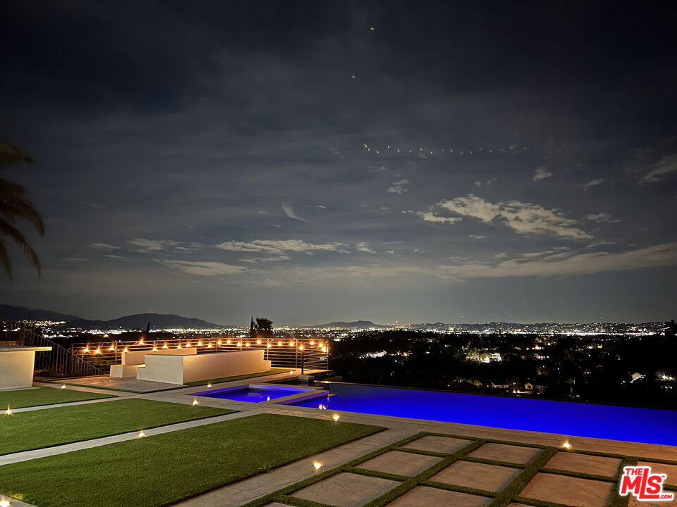 https://media.crmls.org/mediaz/33d94422-675b-4494-a932-51b66bf9a5f4.jpg?preset=X-Large
