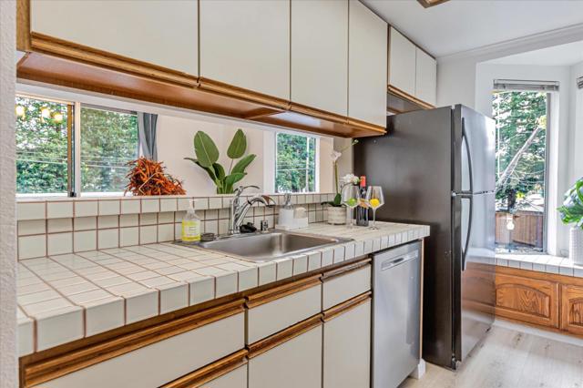 2575 Oak Road, Walnut Creek CA: https://media.crmls.org/mediaz/33d9efd2-9aaf-4bdd-9f3f-bfb7aa712456.jpg