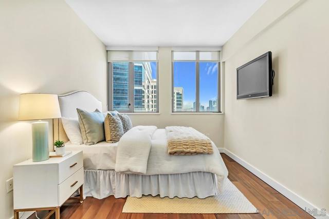 700 W E St, San Diego CA: https://media.crmls.org/mediaz/33da446e-2eb1-4a5f-a0d9-c6a28cb2b258.jpg