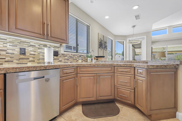 41800 Jones Drive, Palm Desert CA: https://media.crmls.org/mediaz/33daa380-683c-4076-af31-875bd185c298.jpg
