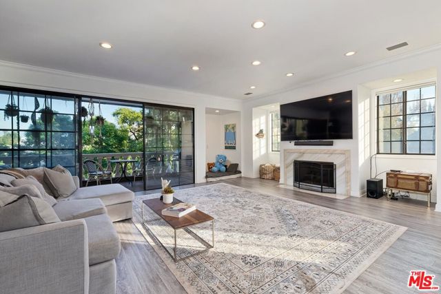 403 North Palm Drive, 3